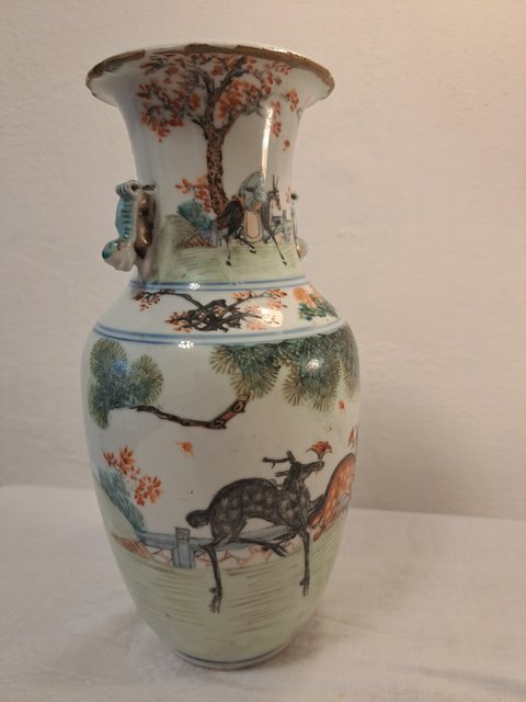 古玩陶瓷人物鹿紋雙獅耳撇口瓶真品鑒賞圖