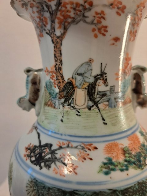 古玩陶瓷人物鹿紋雙獅耳撇口瓶真品鑒賞圖