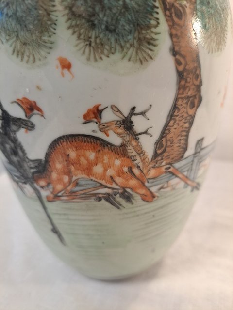 古玩陶瓷人物鹿紋雙獅耳撇口瓶真品鑒賞圖