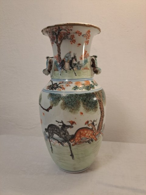 古玩陶瓷人物鹿紋雙獅耳撇口瓶真品鑒賞圖