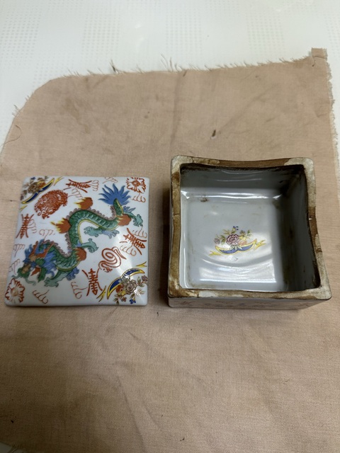 古玩陶瓷粉彩龍紋蓋盒真品鑒賞圖