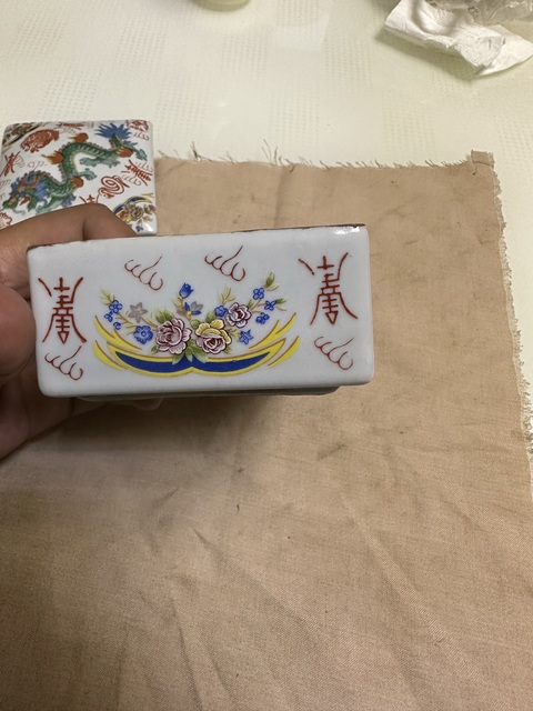 古玩陶瓷粉彩龍紋蓋盒真品鑒賞圖