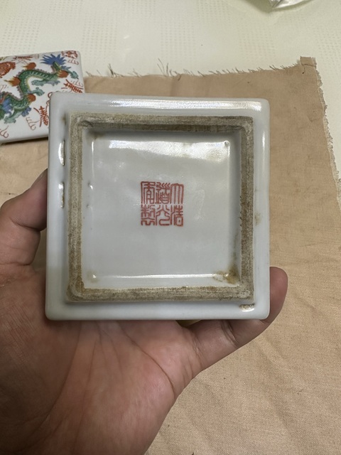 古玩陶瓷粉彩龍紋蓋盒真品鑒賞圖