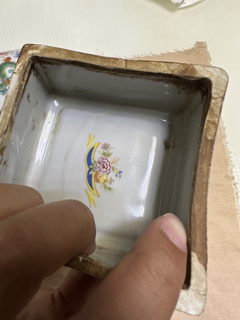 古玩陶瓷粉彩龍紋蓋盒真品鑒賞圖