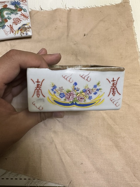 古玩陶瓷粉彩龍紋蓋盒真品鑒賞圖