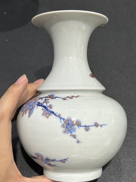 古玩陶瓷青花釉里紅梅花紋瓶真品鑒賞圖