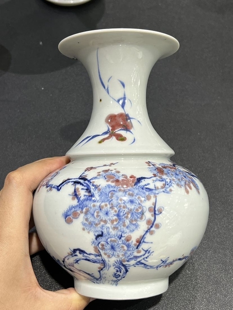 古玩陶瓷青花釉里紅梅花紋瓶真品鑒賞圖