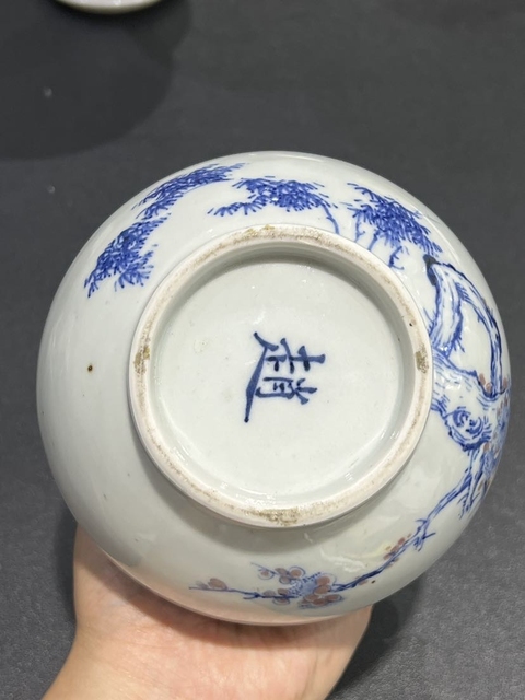 古玩陶瓷青花釉里紅梅花紋瓶真品鑒賞圖