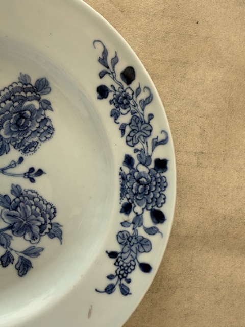 古玩陶瓷清早期 青花花卉紋折沿盤真品鑒賞圖