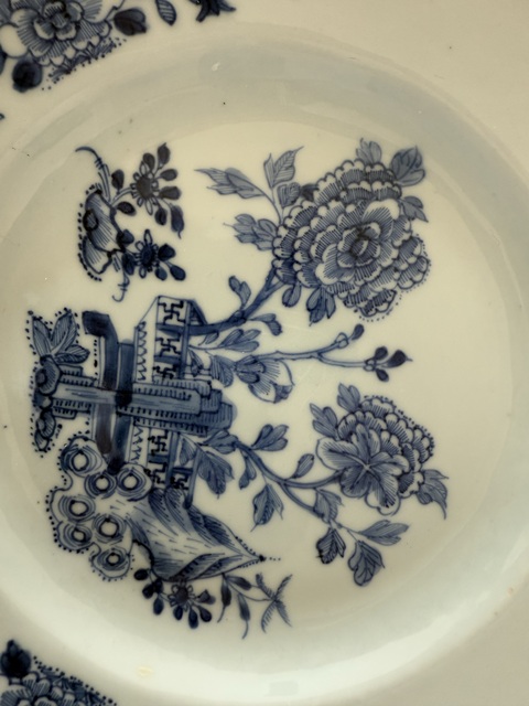 古玩陶瓷清早期 青花花卉紋折沿盤真品鑒賞圖