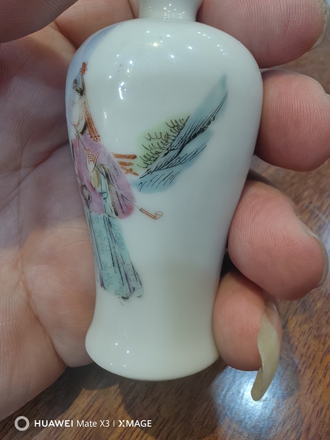 古玩陶瓷粉彩人物紋梅瓶式鼻煙壺真品鑒賞圖