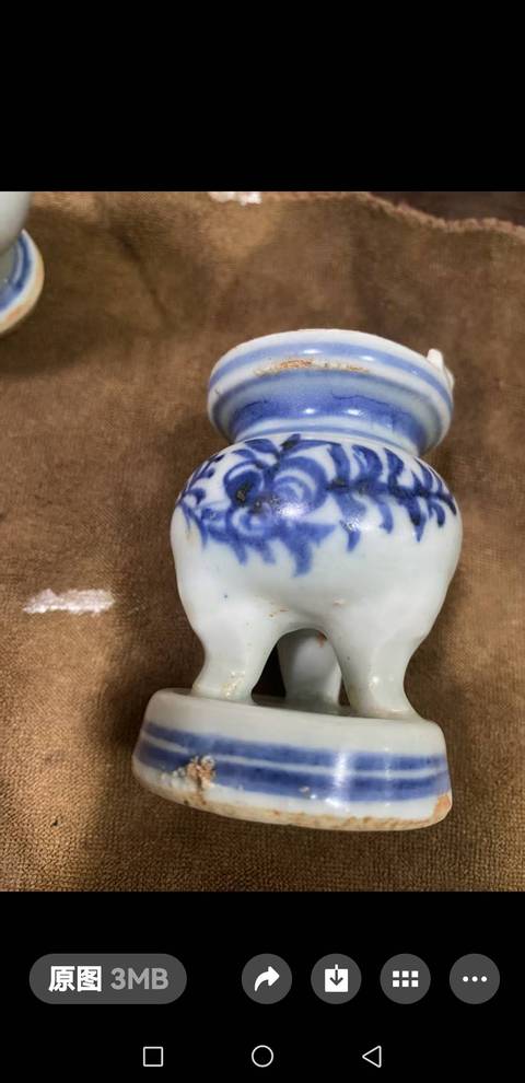 古玩陶瓷花卉紋青花連座香爐真品鑒賞圖