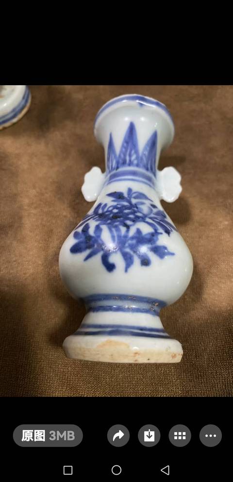 古玩陶瓷花卉紋青花瓶真品鑒賞圖