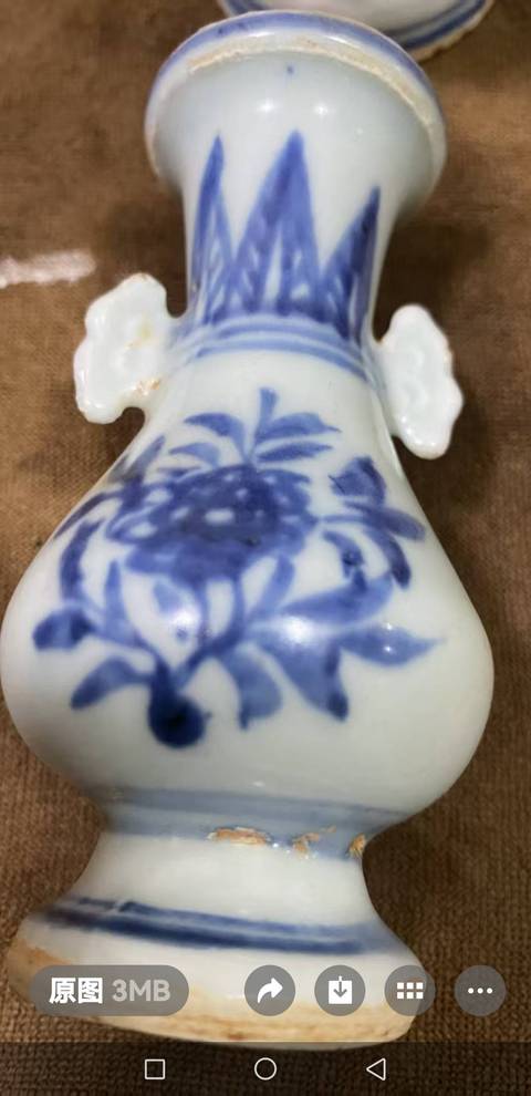 古玩陶瓷花卉紋青花瓶真品鑒賞圖