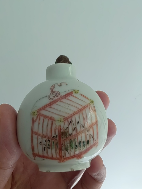 古玩陶瓷道光年制款蟈蟈紋鼻煙壺 真品鑒賞圖