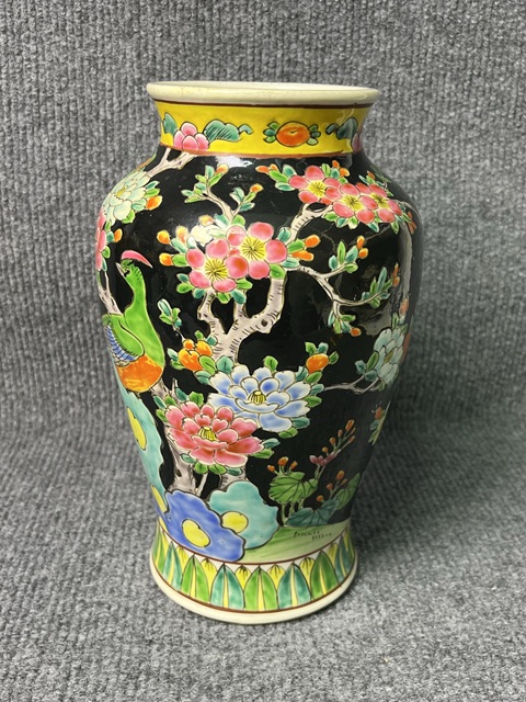 古玩陶瓷墨地粉彩花鳥紋撇口瓶真品鑒賞圖