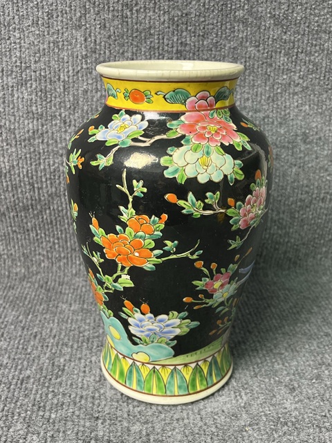 古玩陶瓷墨地粉彩花鳥紋撇口瓶真品鑒賞圖