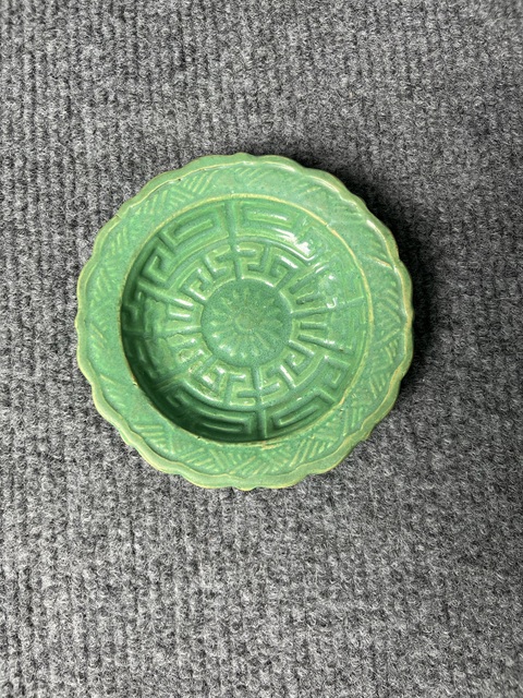 古玩陶瓷綠哥釉模印紋花口盤真品鑒賞圖