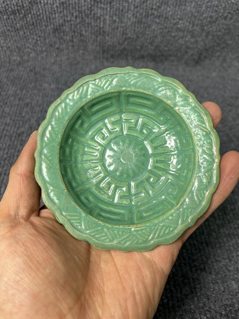 古玩陶瓷綠哥釉模印紋花口盤真品鑒賞圖