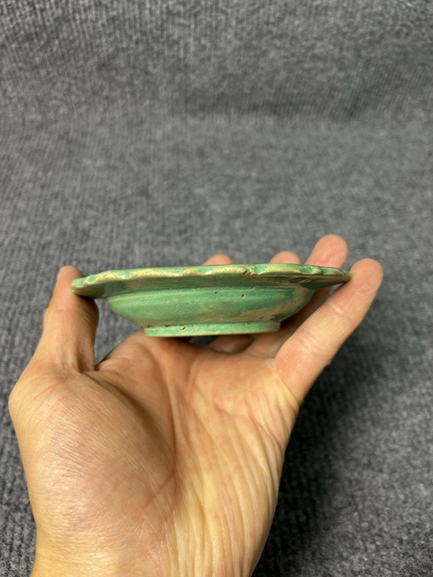 古玩陶瓷綠哥釉模印紋花口盤真品鑒賞圖