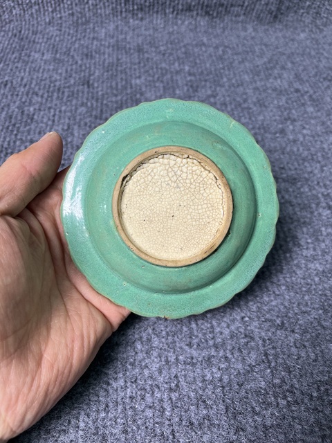 古玩陶瓷綠哥釉模印紋花口盤真品鑒賞圖