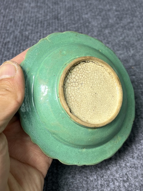 古玩陶瓷綠哥釉模印紋花口盤真品鑒賞圖