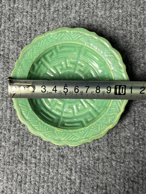 古玩陶瓷綠哥釉模印紋花口盤真品鑒賞圖