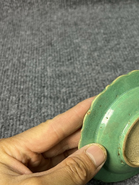 古玩陶瓷綠哥釉模印紋花口盤真品鑒賞圖