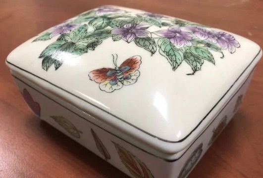 古玩陶瓷粉彩花卉紋蓋盒真品鑒賞圖