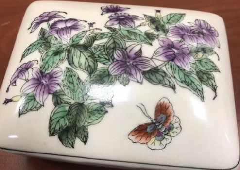 古玩陶瓷粉彩花卉紋蓋盒真品鑒賞圖