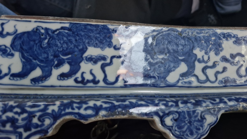 古玩陶瓷獅紋青花四足蓋盒真品鑒賞圖