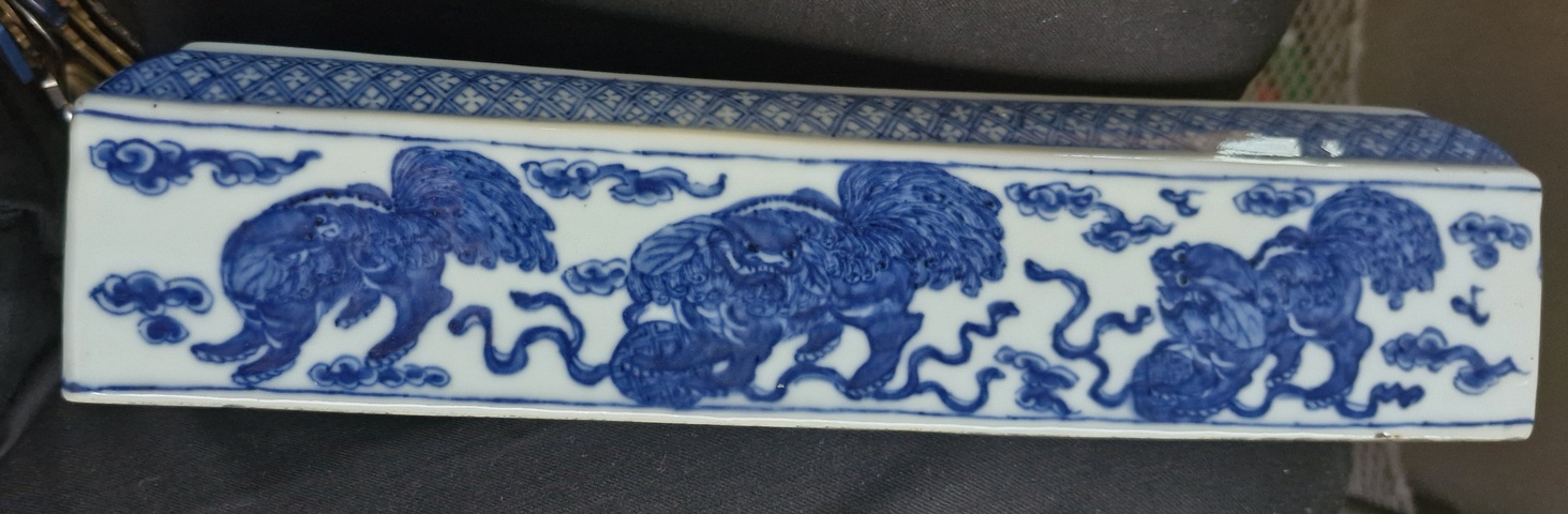 古玩陶瓷獅紋青花四足蓋盒真品鑒賞圖