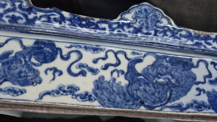 古玩陶瓷獅紋青花四足蓋盒真品鑒賞圖