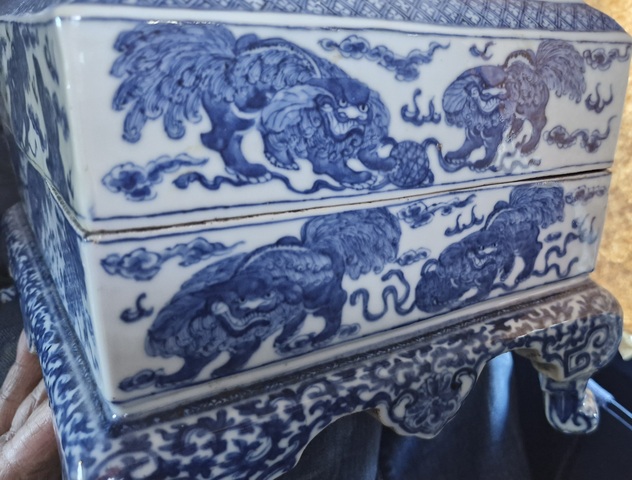 古玩陶瓷獅紋青花四足蓋盒真品鑒賞圖
