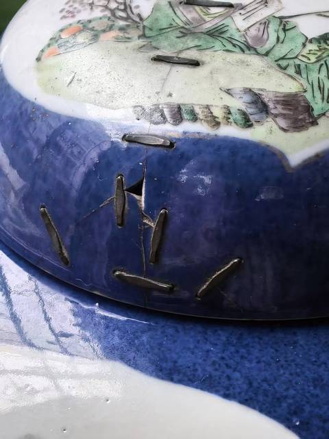 古玩陶瓷灑藍開窗五彩人物故事罐真品鑒賞圖