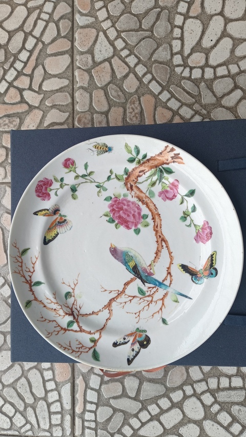 古玩陶瓷花鳥蝶紋臥足廣彩盤真品鑒賞圖