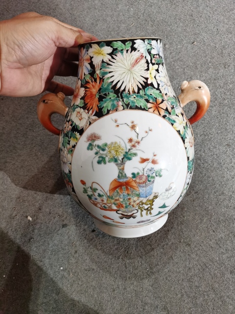 古玩陶瓷墨地粉彩開窗花卉紋雙耳尊真品鑒賞圖