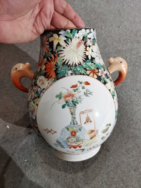 古玩陶瓷墨地粉彩開窗花卉紋雙耳尊真品鑒賞圖