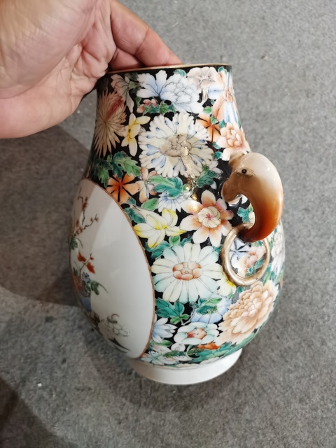 古玩陶瓷墨地粉彩開窗花卉紋雙耳尊真品鑒賞圖