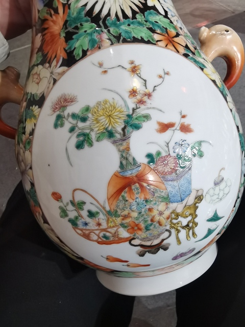 古玩陶瓷墨地粉彩開窗花卉紋雙耳尊真品鑒賞圖