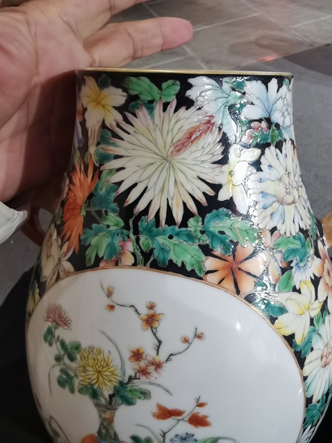 古玩陶瓷墨地粉彩開窗花卉紋雙耳尊真品鑒賞圖