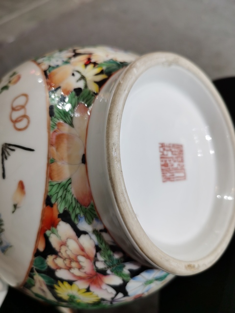 古玩陶瓷墨地粉彩開窗花卉紋雙耳尊真品鑒賞圖