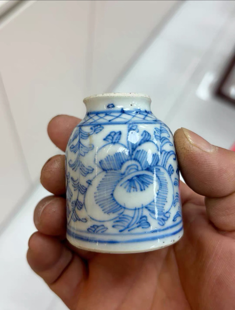 古玩陶瓷清中期淡描青花水盂真品鑒賞圖