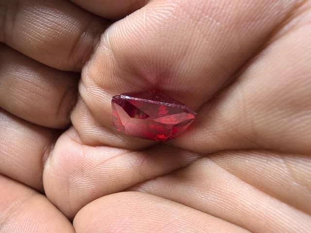 古玩玉器紅色寶石真品鑒賞圖