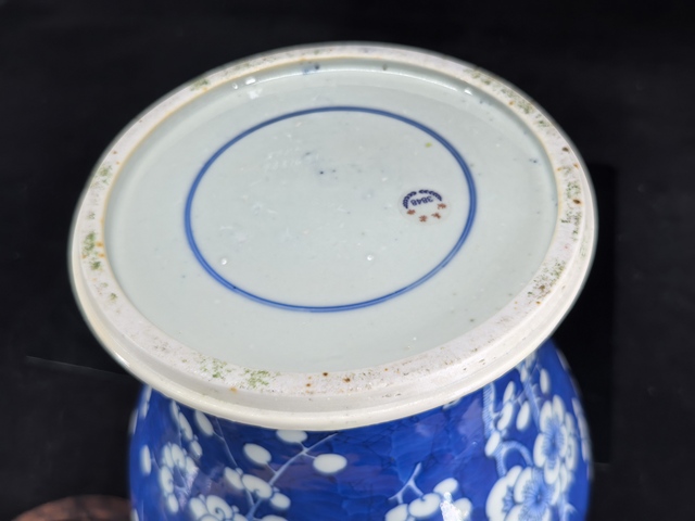 古玩陶瓷清代中期青花冰梅紋將軍罐真品鑒賞圖