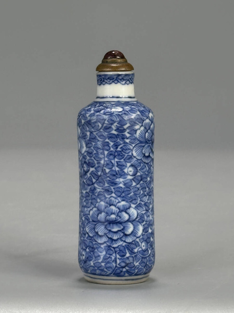 古玩陶瓷青花纏枝花卉紋鼻煙壺真品鑒賞圖