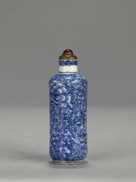 古玩陶瓷青花纏枝花卉紋鼻煙壺真品鑒賞圖