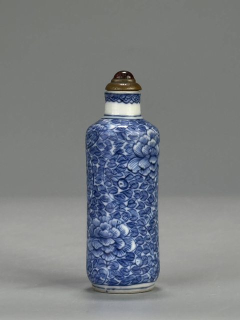 古玩陶瓷青花纏枝花卉紋鼻煙壺真品鑒賞圖