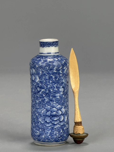 古玩陶瓷青花纏枝花卉紋鼻煙壺真品鑒賞圖