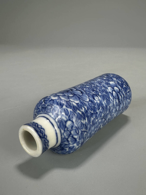 古玩陶瓷青花纏枝花卉紋鼻煙壺真品鑒賞圖